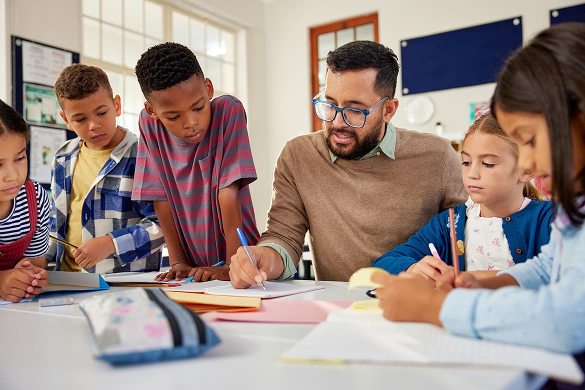 Teacher speaking with kids. Cover image: How do I become a teacher in Texas from the United Kingdom?